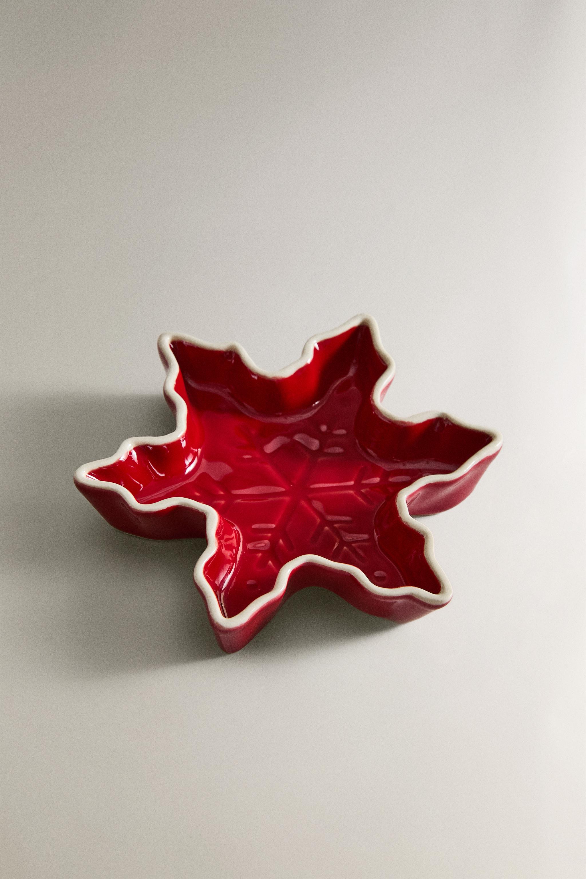 CHRISTMAS STONEWARE PLATE WITH A SNOWFLAKE DESIGN